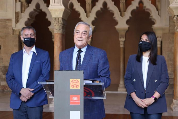 El presidente de las Cortes de Aragón, Javier Sada, y Ramiro Domínguez e Itxaso Cabrera, miembros de la Mesa de las Cortes, han presentado los actos del 23 de abril.