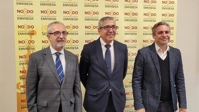 De izquierda a derecha, el delegado de Hábitat Urbano, Juan Manuel Flores; el presidente del ICO, José Carlos García de Quevedo, y el director gerente de Emvisesa, Felipe Castro.