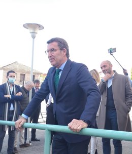 Alberto Núñez Feijóo, en una visita al centro de salud de O Porriño (Pontevedra).