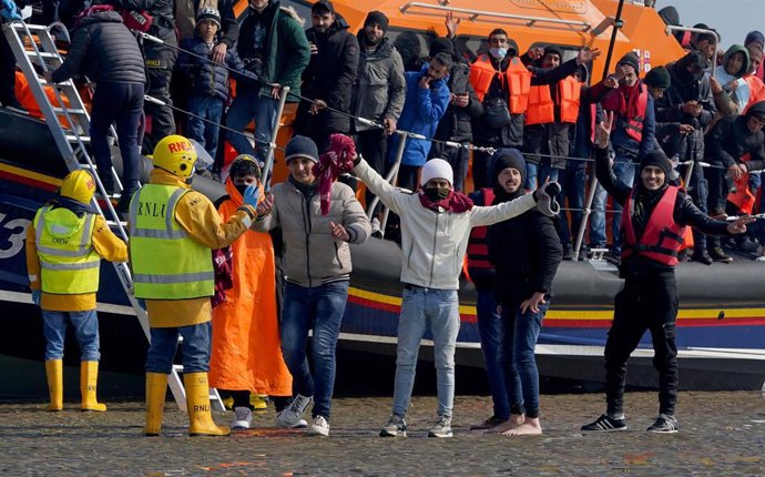 Un grupo de personas logra cruzar a territorio británico a través del Canal de la Mancha.