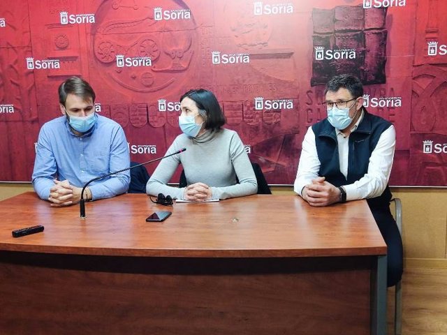 De izda a dcha: Enrique Borobio, Carmen Benito y Ángel Hernández presentan la obra 'Santaspacuas'.