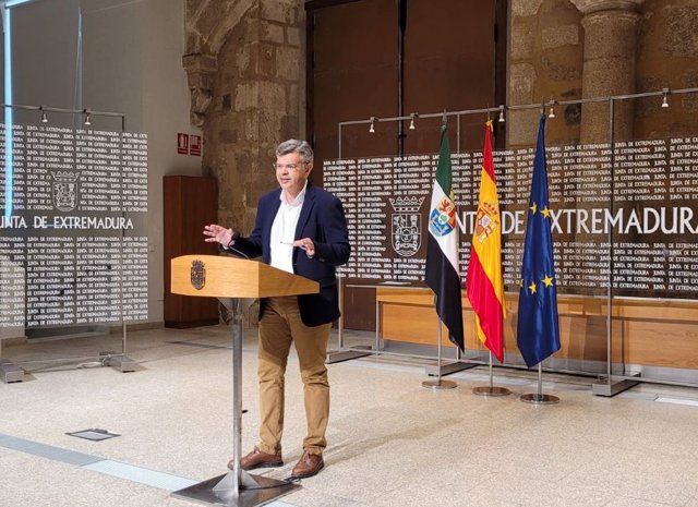 El portavoz de la Junta de Extremadura, Juan Antonio González, en rueda de prensa