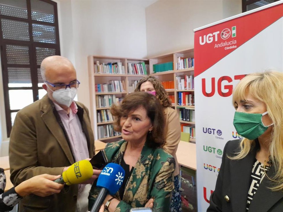La presidenta de la Comisión de Igualdad del Congreso de los Diputados y exvicepresidenta del Gobierno de España, Carmen Calvo, con la secretaria general de UGT-A, Carmen Castilla.
