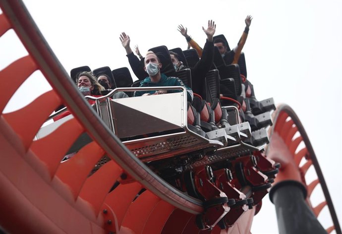 Archivo - Varias personas con mascarilla subidas en la atracción `El abismo del Parque de Atracciones.