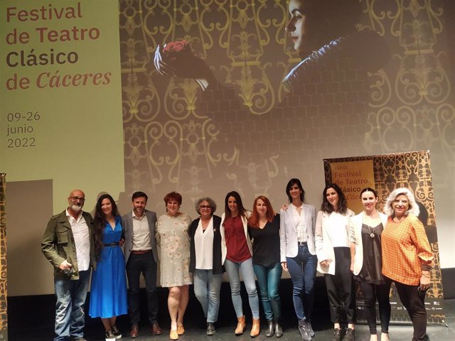 Autoridades y actores en la presentación del XXXIII Festival de Teatro Clásico de Cáceres