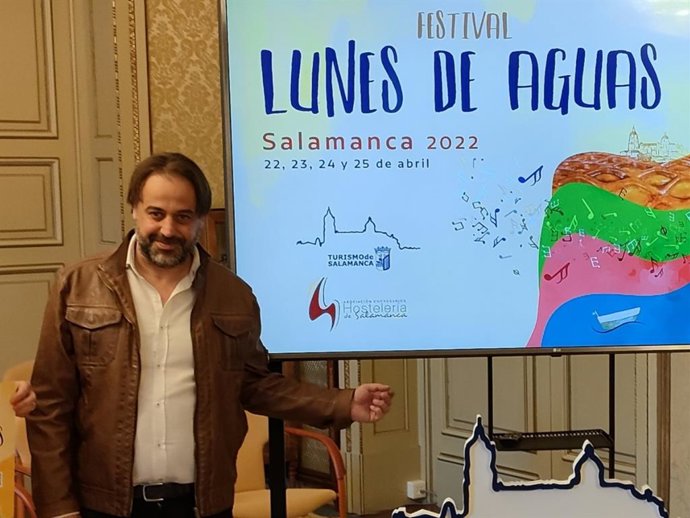 El concejal de Turismo de Salamanca, Fernando Castaño, en rueda de prensa este lunes en el Ayuntamiento.