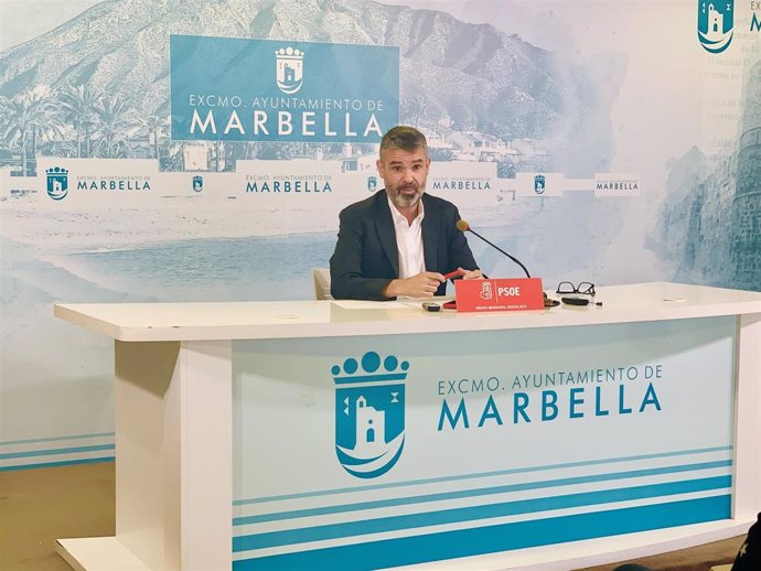 El portavoz del PSOE en el Ayuntamiento de Marbella, José Bernal, en rueda de prensa.