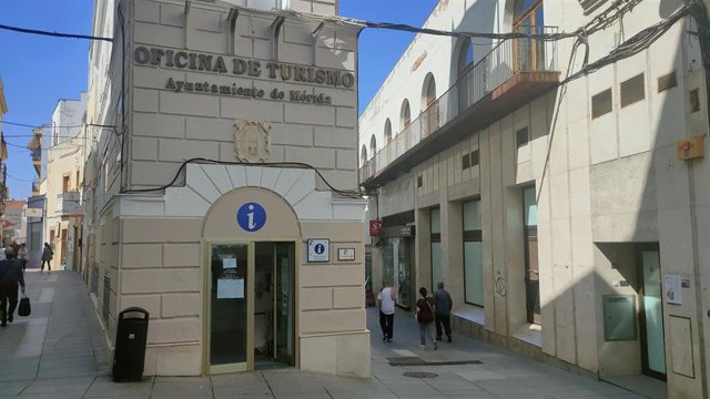 Oficina de Turismo en la Puerta de la Villa de Mérida.
