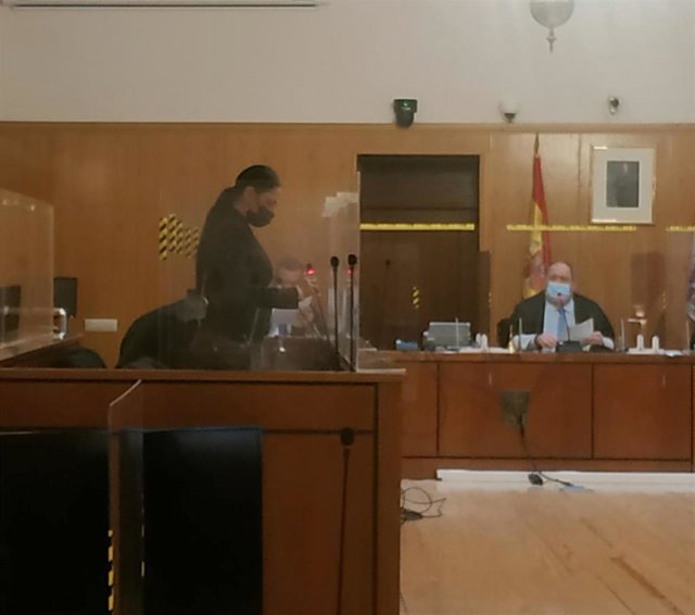 La acusada, de pie, al inicio del juicio en la Audiencia de Valladolid.