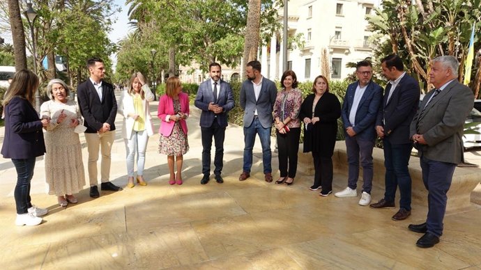 Daniel Pérez, portavoz del PSOE en el Ayuntamiento de Málaga, junto al resto de concejales socialistas en rueda de prensa