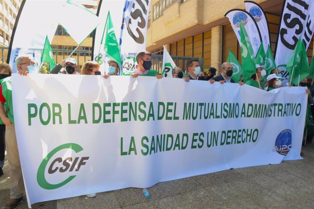 La Central Sindical Independiente y de Funcionarios (CSIF) y el sindicato de Policía Nacional JUPOL se concentran frente a la sede de MUFACE para protestar contra recortes sanitarios en mutuas. En Madrid (España), a 18 de abril de 2022.