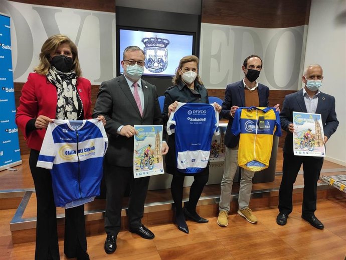 El concejal de Turismo, Alfredo García Quintana, y la concejala de Deportes, Concepción Méndez,presentan la prueba en rueda de prensa acompañados por el organizador y responsable de la empresa Noko, Óscar Espiñeira, y Ana Fernández, del Banco Sabadell.