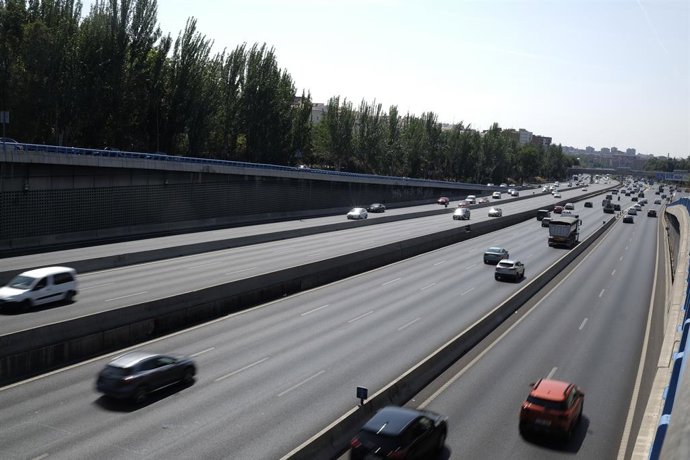 Archivo - Imatge de recurs d'uns cotxes circulant per la carretera