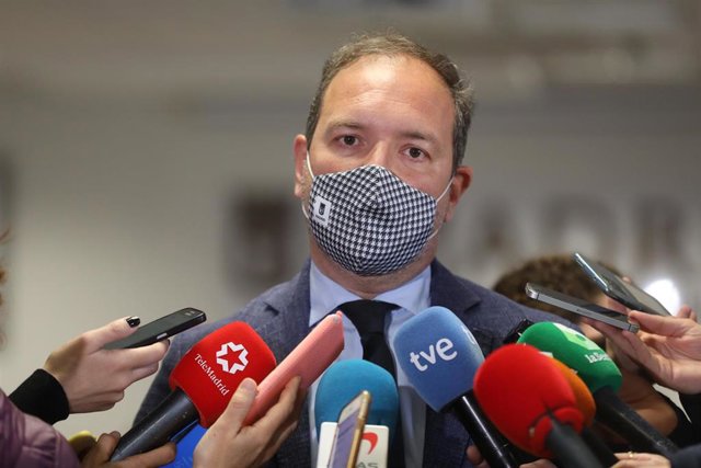 Archivo - El concejal del Grupo Municipal Ciudadanos, Mariano Fuentes, responde a los medios a su llegada al Salón de Comisiones de la Casa de Cisneros  