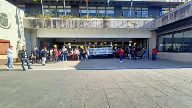 Trabajadores de limpieza protestando a las puertas del Ayuntamiento de Vigo.
