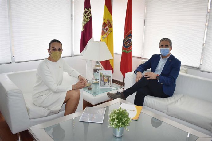 La alcaldesa de Ciudad Real, Eva María Masías, ha mantenido una reunión con el presidente de la Federación de Deportes para Personas con discapacidad intelectual de Castilla-La Mancha (FECAM).