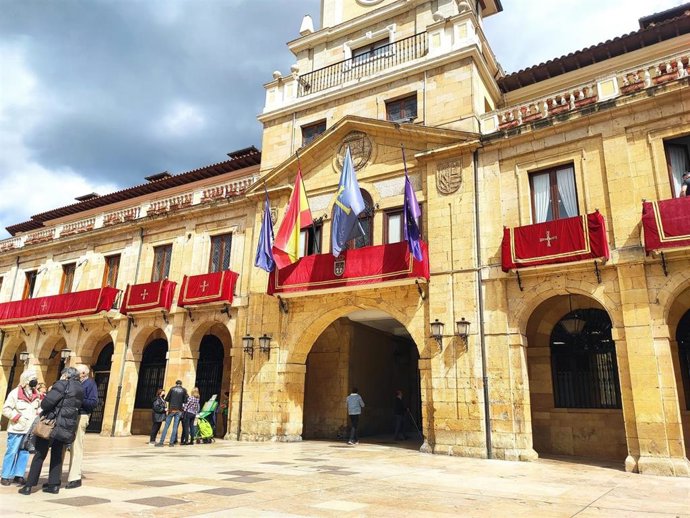 El Ayuntamiento de Oviedo engalanado con los reposteros de Semana Santa.