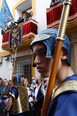 El alcalde de Lorca, Diego José Mateos y la ministra de Turismo, Reyes Maroto, asisten a la tradicional recogida de banderas en la calle Corredera durante la procesión del Cortejo, a 15 de abril de 2022, en Lorca, Murcia (España). 
