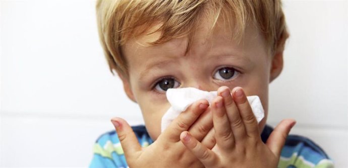 Niño con rinitis alérgica