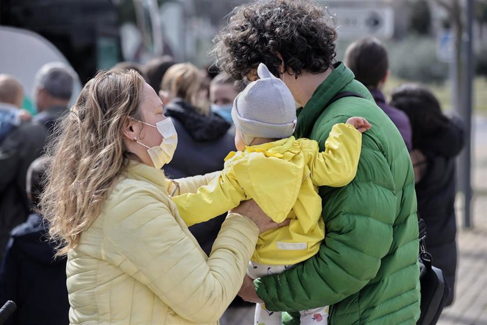 Archivo - Varios refugiados a su llegada en autobús a un centro de acogida en Pozuelo de Alarcón, a 11 de marzo de 2022