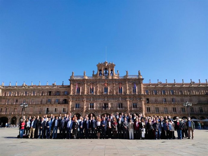 Representantes de las instituciones y entidades en la firma del manifiesto por la recuperación de frecuencias ferroviarias en Salamanca.