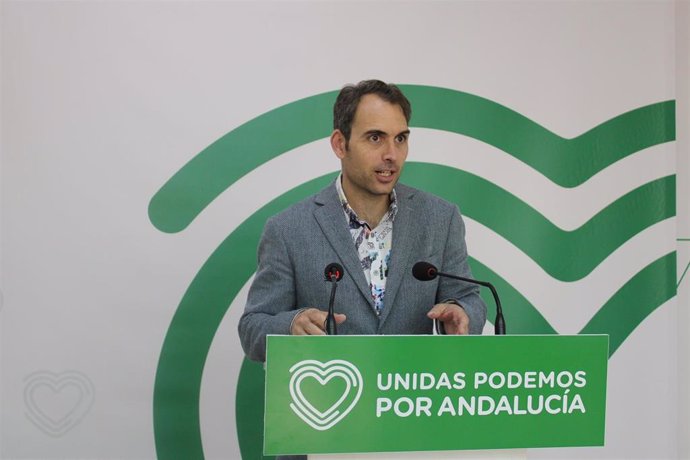 El coordinador general de IU Andalucía, Toni Valero, en rueda de prensa este lunes en Málaga.