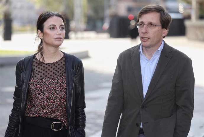 La delegada de Cultura, Turismo y Deporte, Andrea Levy, y el alcalde de Madrid, José Luis Martínez-Almeida, a su llegada a un encuentro con representantes, empresarios y trabajadores de la industria audiovisual, a 18 de abril de 2022, en Madrid (España)