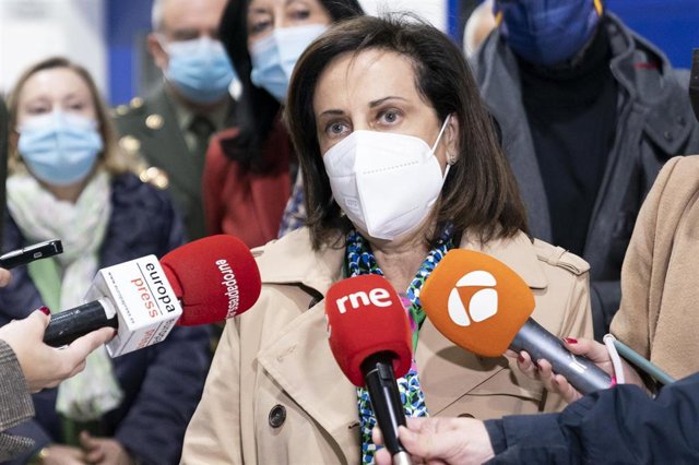 La ministra de Defensa, Margarita Robles, ofrece declaraciones a los medios, durante su visita a las instalaciones del Centro Militar de Farmacia de la Defensa, en la base 'San Pedro' de Colmenar Viejo, a 8 de abril de 2022, Madrid (España).