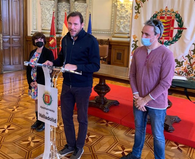 El alcalde de Valladolid, Óscar Puente, flanqueado por la concejal de Medio Ambiente, María Sánchez; y el responsable de Pajarillos Educa Javier Alonso.