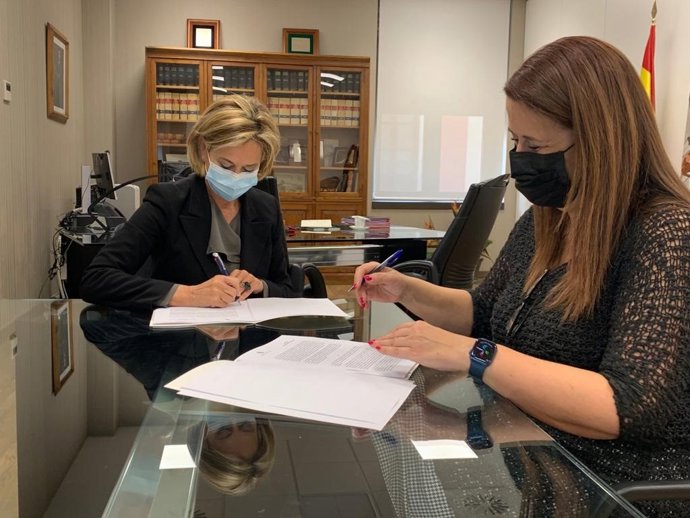 La delegada de Presidencia y Hacienda, Sonia Gaya, firma el convenio con la delegada especial de la Agencia Estatal de Administración Tributaria de Andalucía, Ceuta y Melilla, Pilar Fernández Marín.