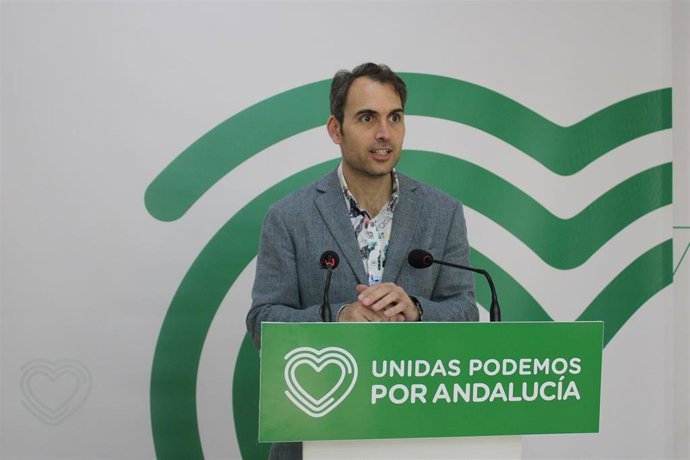 El coordinador general de IU Andalucía, Toni Valero, en rueda de prensa este lunes en Málaga.