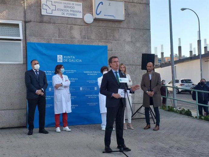 El líder del PP y presidente de la Xunta, Alberto Núñez Feijóo, visita un centro de salud en O Porriño (Pontevedra), donde atiende a los medios de comunicación.