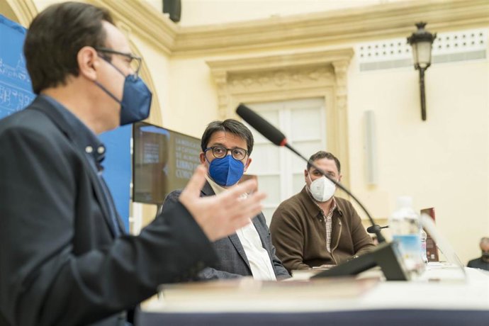 Archivo - Presentación del libro 'La música de la Catedral de Almería' en el IEA