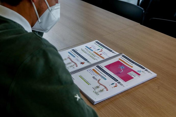 Archivo - Un alumno estudia en una sala de estudio.