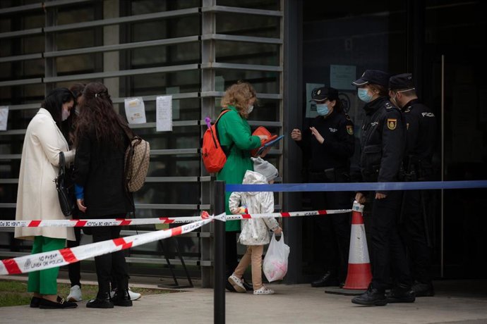 Archivo - Un grupo de refugiados ucranianos esperan para iniciar los trámites necesarios tras su llegada a España, en foto de archivo.