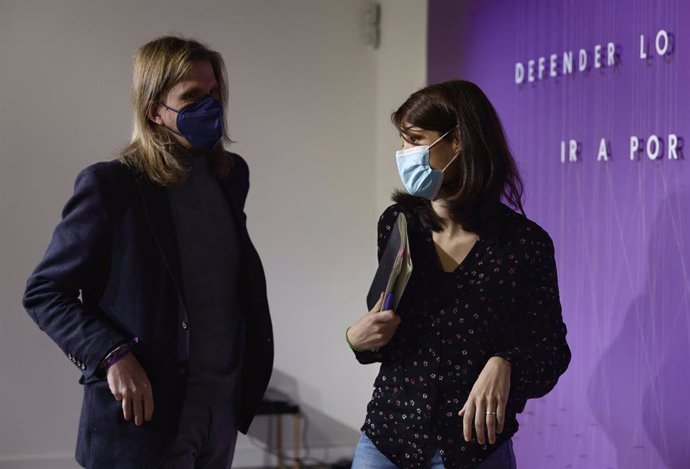 Archivo - Los coportavoces de Podemos, Pablo Fernández e Isa Serra, tras una rueda de prensa, en la sede de  Podemos, a 14 de febrero de 2022, en Madrid (España). 