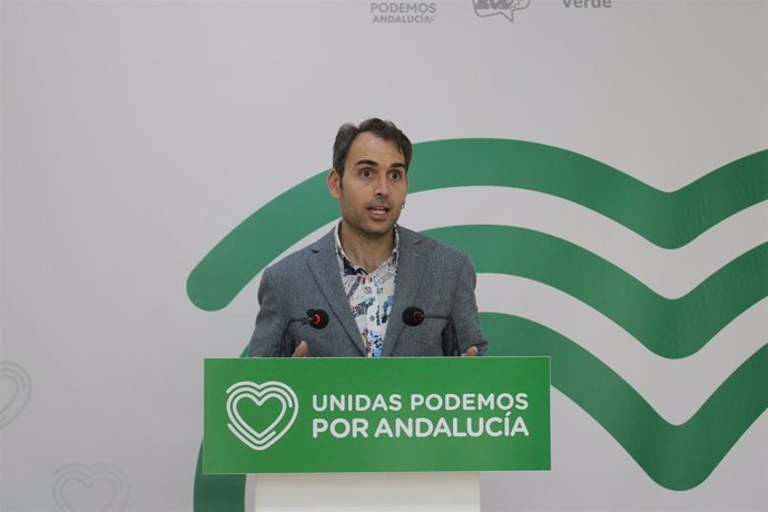 El coordinador general de IU Andalucía, Toni Valero, en rueda de prensa en Málaga.