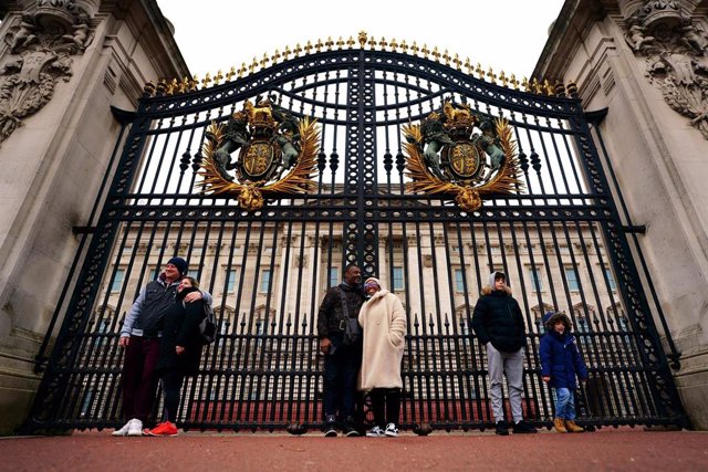 Archivo - Puertas del Palacio de Buckingham.