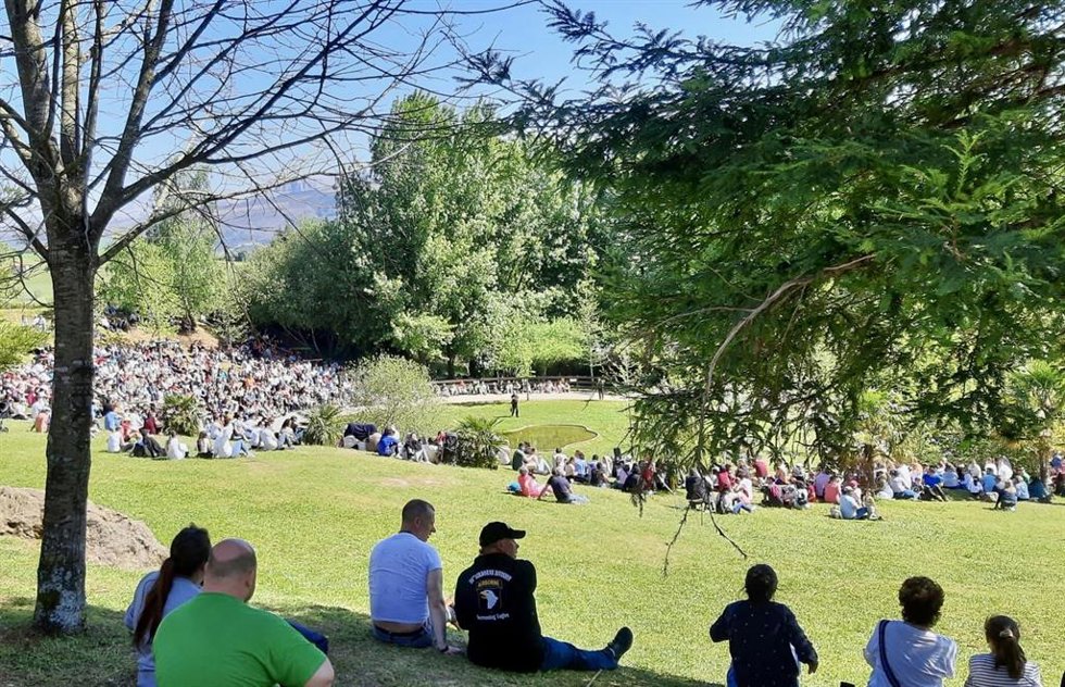 Visitantes en la zona de aves rapaces del Parque de Cabárceno