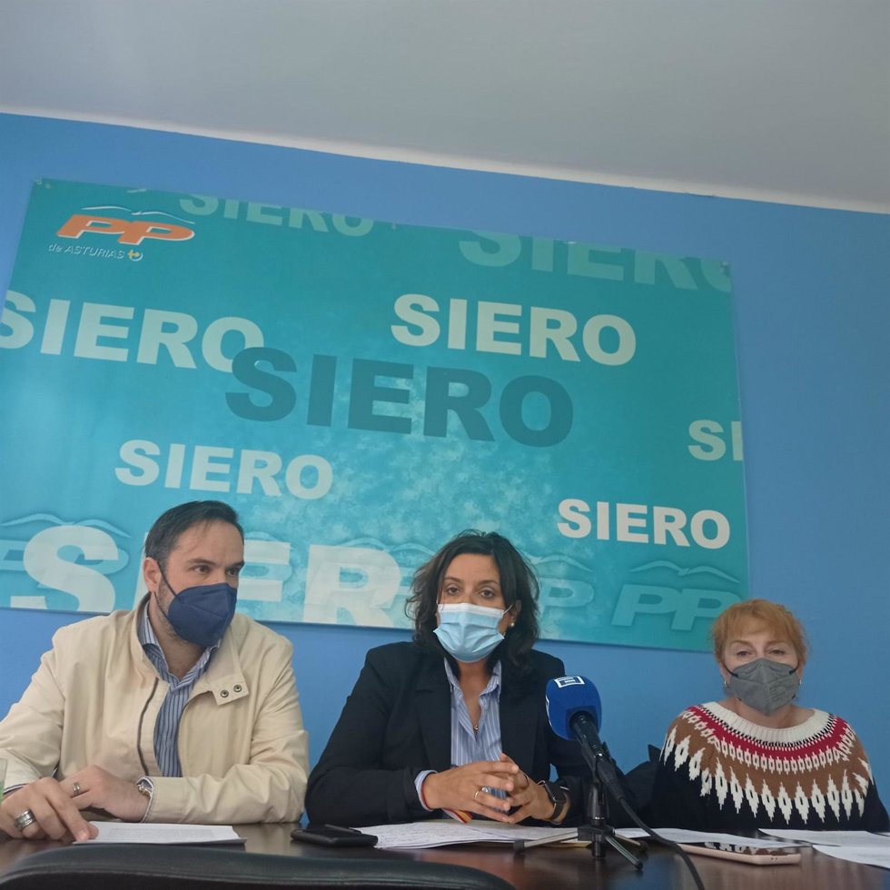 La diputada del Grupo Parlamentario Popular en la Junta General del Principado de Asturias y presidenta del PP de Siero, Beatriz Polledo, y responsables del PP de Siero.