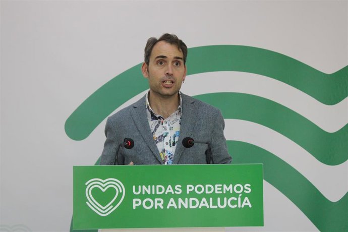 El coordinador general de IU Andalucía, Toni Valero, en rueda de prensa en Málaga.