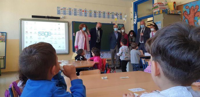 El alcalde visita el CEIP Nuestra Señora del Águila junto con los delegados Adela Castaño y Juan Manuel Flores, el AMPA y el equipo directivo del centro escolar.