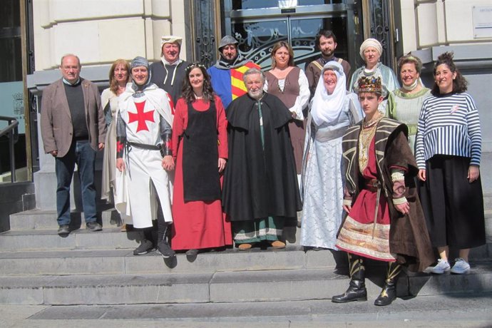 Representantes municipales y miembros de la asociación Acael, que organiza este fin de semana la recreación medieval de la boda de Pedro IV con María de Navarra.