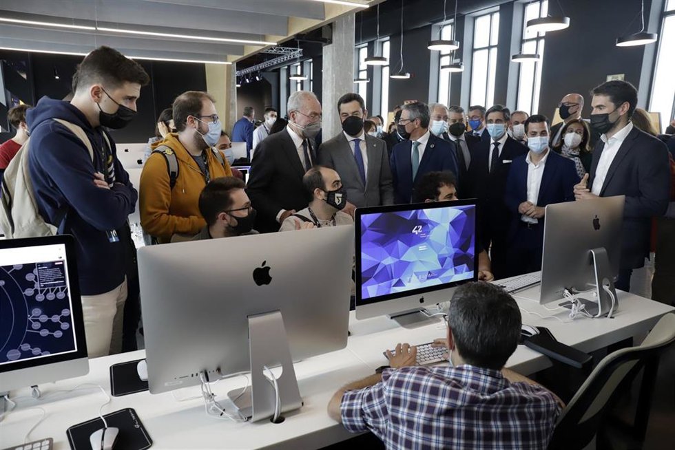 El presidente de la Junta, Juanma Moreno (c), junto al alcalde d ela ciudad, Francisco de la Torre (i) el presidente de Telefónica, José María Álvarez-Pallete (1d), en el acto donde se ha inaugurado 42 Málaga