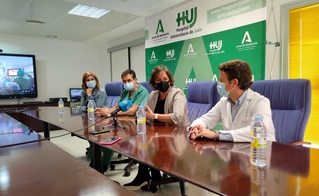 Rueda de prensa sobre las primeras intervenciones con el robot.