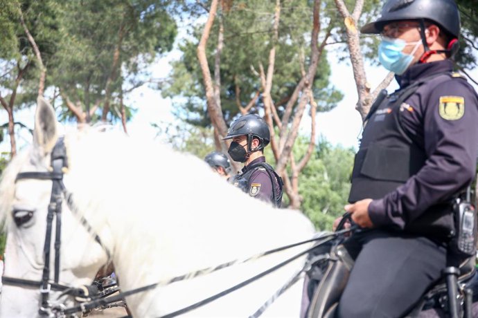 Archivo - Varios agentes de Policía Nacional montados a caballo en el dispositivo puesto en marcha en Madrid.