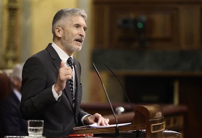 Archivo - El ministro del Interior, Fernando Grande-Marlaska, interviene en una sesión plenaria en el Congreso de los Diputados.