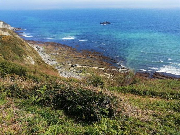 Zona de la playa de Serín donde se detectó una mancha que obligó al cierre del arenal, en Gijón