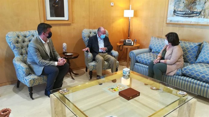 El alcalde de Estepa presenta al presidente de la Diputación varios proyectos para la localidad, en la sede del organismo provincial.