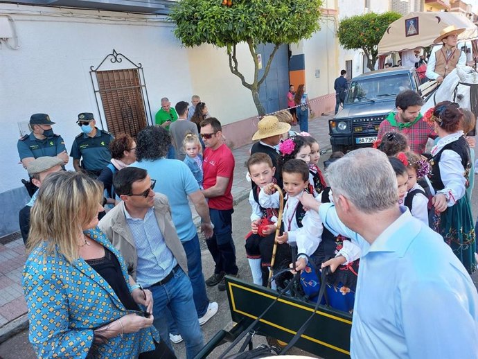 El presidente de la Diputación de Badajoz visita la romería de Piedraescrita en Campanario.